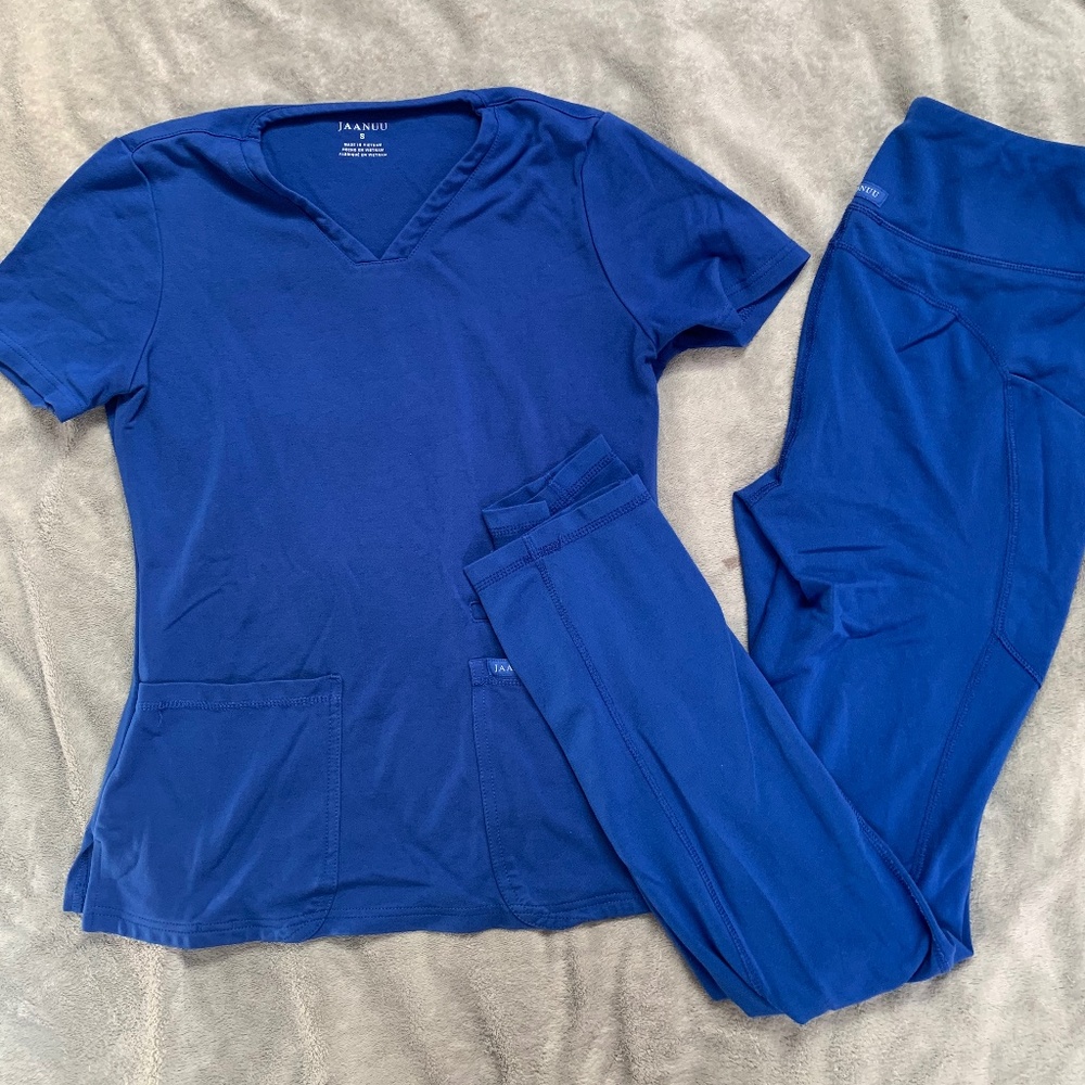 Jaanuu scrub set